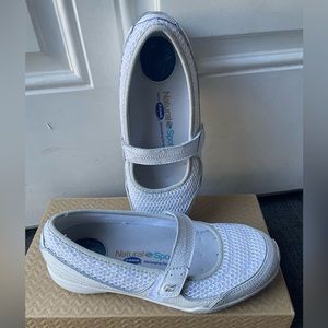 Natural and sport shoes. Size:5M. Color: Sequoia-white/grey.